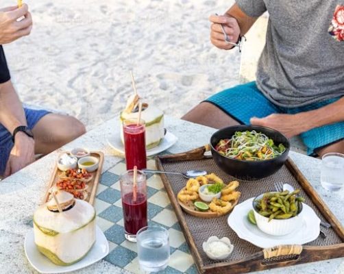 Pessoas comendo na praia